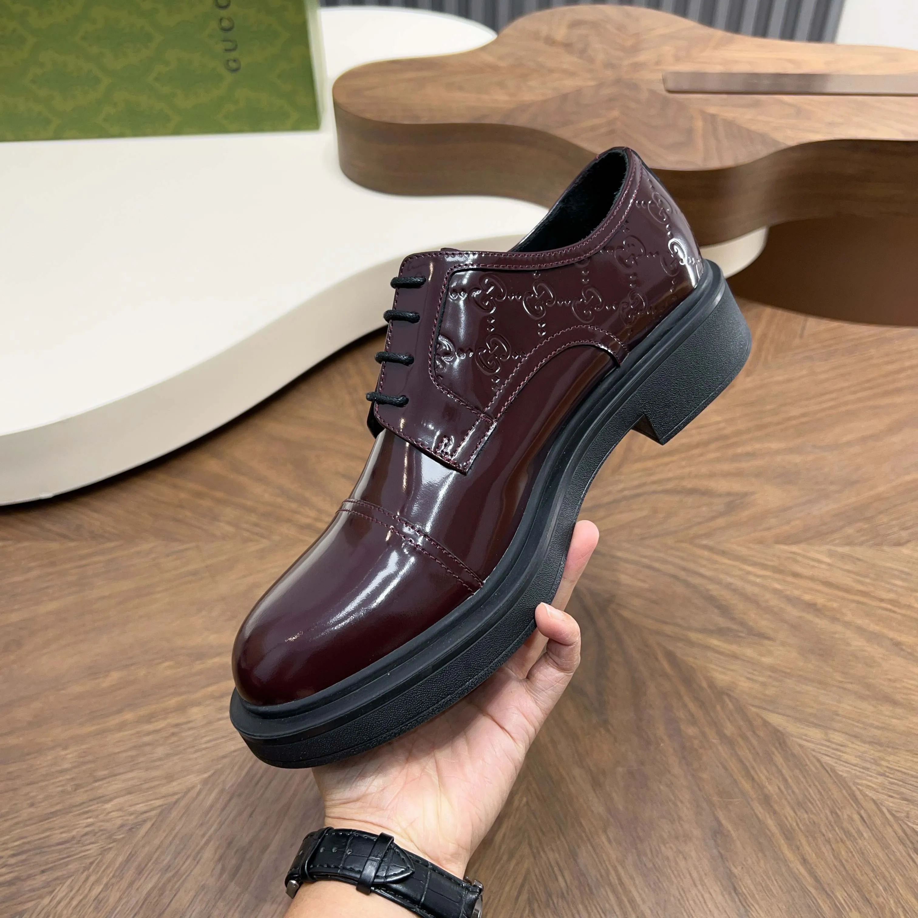 💰780 Gucci/Gucci new men’s lace-up shoes with GG details, matte cow leather derby shoes! The design of this men's lace-up shoe is rooted in the brand's heritage. Crafted from premium waxed cow leather, it is embellished with GG printed embossed suede leather details, a nod to Gucci's iconic monogram. The rubber sole decorated with GG pattern adds a touch of modern fashion to this design. Typical three-joint style design. European and American classic version, full calfskin lining. The overall upper texture is soft and the lining is comfortable and breathable. 2CM thickened soft rubber sole, easy to control. Versatile and stylish upper foot, multiple colors available to meet different matching needs, complete package! Size: 39-40-41-42-43-44 leather shoe size (38.45.46 can be customized)